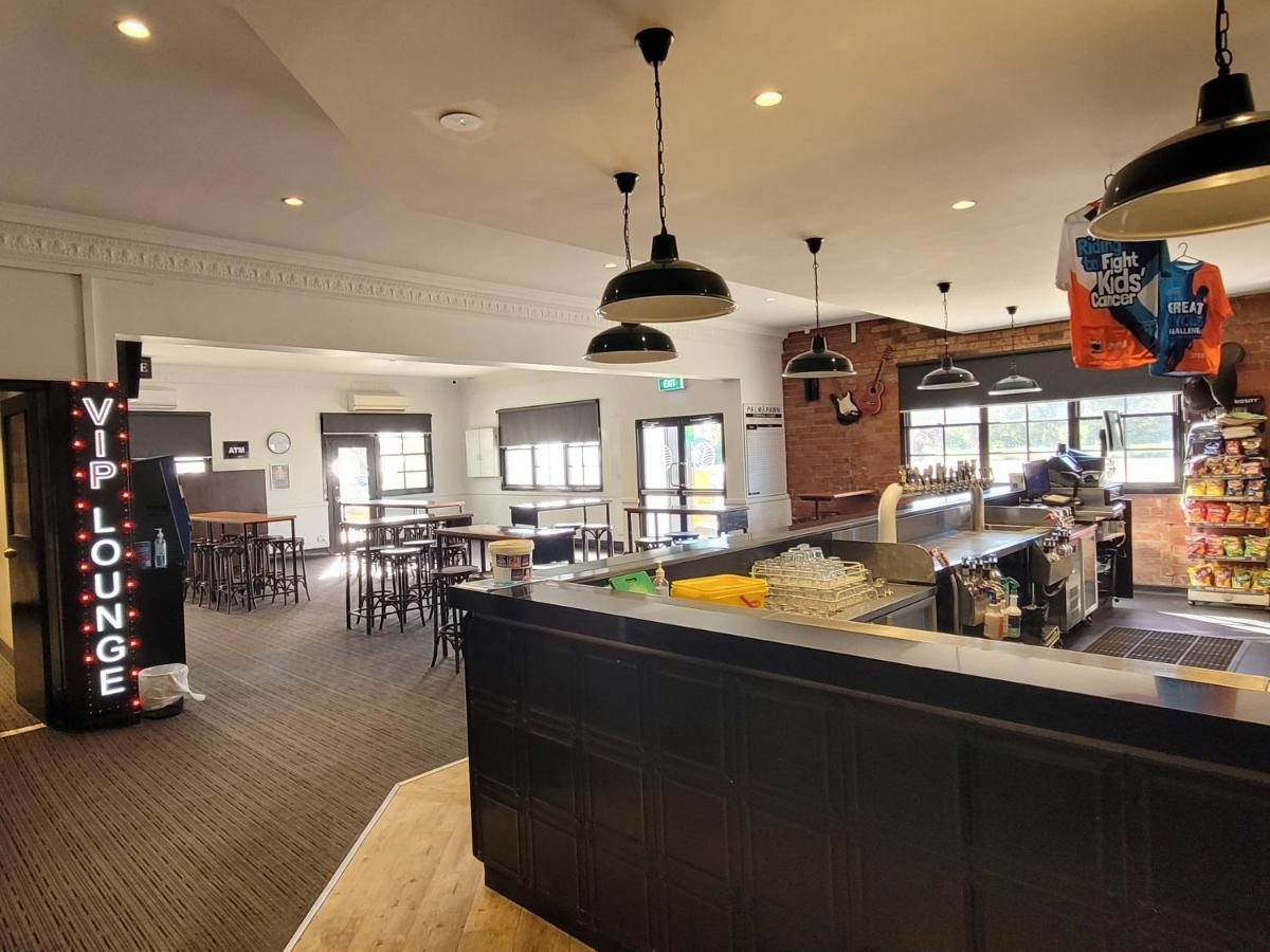 واجا واجا Palm And Pawn Motor Inn المظهر الخارجي الصورة